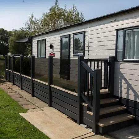 Mallard Lake South Cerney Exterior photo