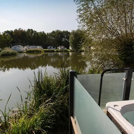 Mallard Lake South Cerney Exterior photo