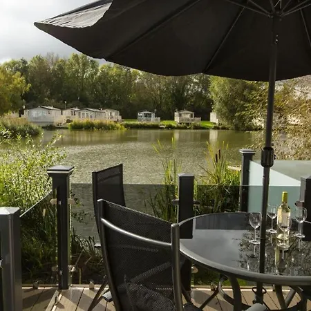 Mallard Lake South Cerney Exterior photo